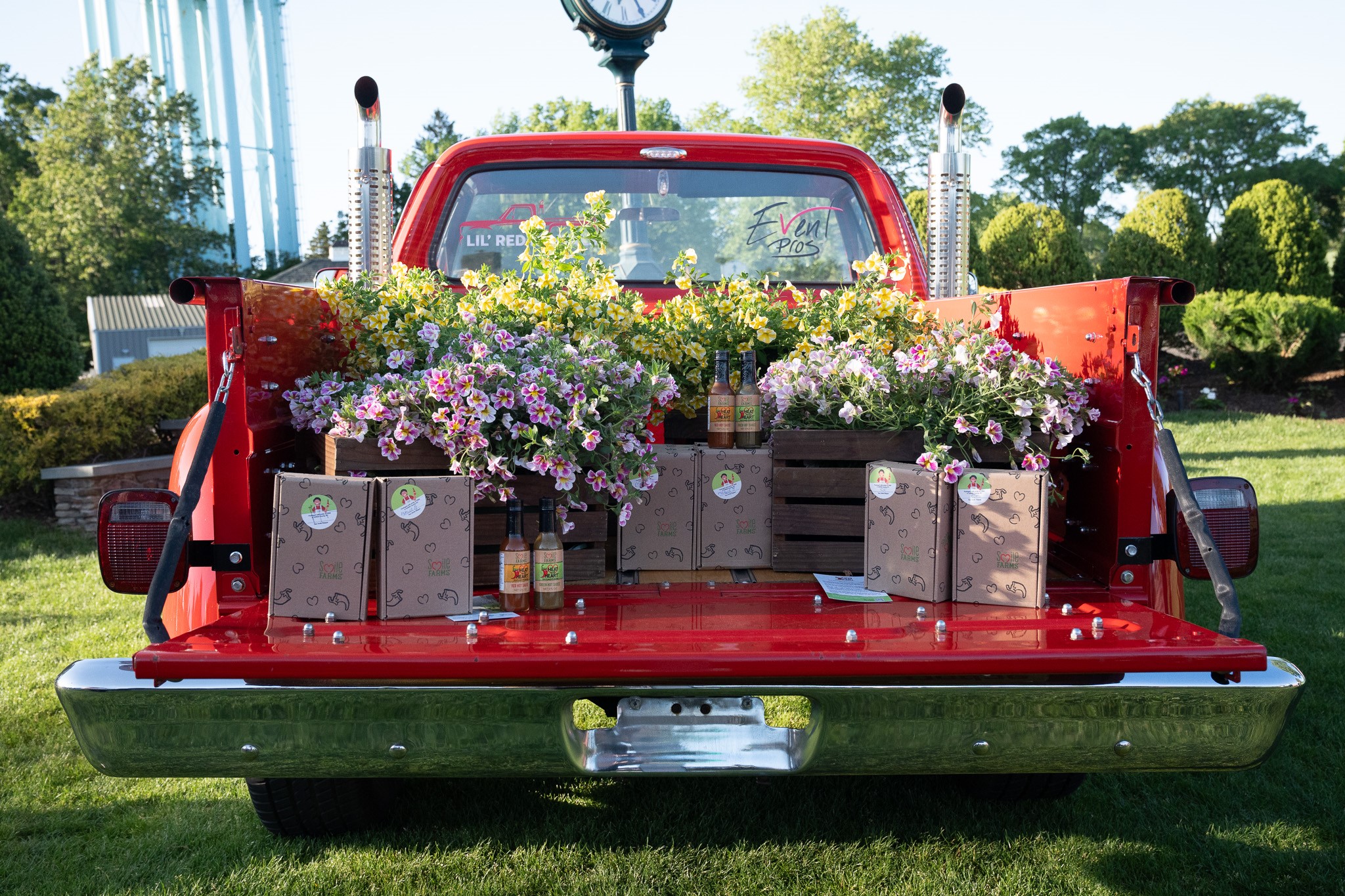 Flowers and hot sauce at the Smile Farms Golf Outing.